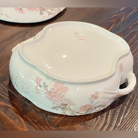 Pair Of Vintage Haviland & Co. Limoges floral casserole dishes w/ lids (France) - Picture 7 of 9